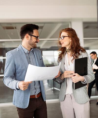 Ventajas para Empresas - Reunion de negocios entre un hombre y una mujer de negocios en oficina